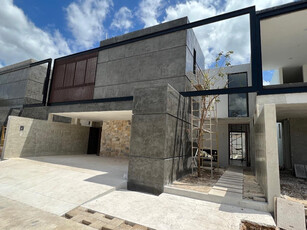 Casa En Venta En Mérida, Privada Varena, Modelo 3 Recamaras, Entrega Inmediata.