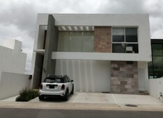 CASA EN VENTA CON AMPLIO JARDIN DE 90MTS2 EN LOMAS DE JURIQUILLA QUERETARO