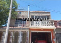 amplia y comoda casa de tres pisos con recamara y baño completo en planta baja en venta en cd juarez