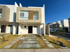 casa en renta por el refugio con roof garden