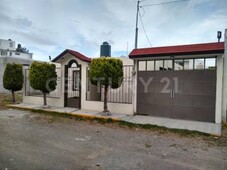 casa en venta de un nivel con extensa área de jardín.