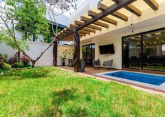 Casa en venta en Merida de 3 niveles en privada de Temozón