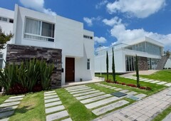 CASA EN VENTA JUNTO A ÁREA VERDE EN PARQUE NOVARA LOMAS DE ANGELOPOLIS III