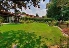 hermosa residencia en la mejor calle del club de golf hacienda con vista al campo