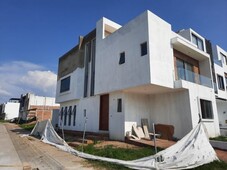 nueva amplia casa en venta en altavista residencial en zapopan.