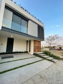 nueva casa de tres niveles en venta en solares