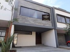 nueva casa de tres niveles en venta en vitana residencial en zapopan