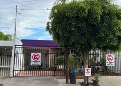 oportunidad de inversión, casa en venta en la colonia más concurrida y solicitada de cln, guadalupe ideal para establecer tu oficina y o comercio.