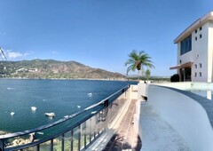 ph con terrazas y vista a bahía de puerto marqués.