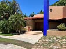 Residencia en Mérida grandes áreas verdes y alberca en privada