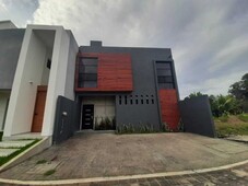 venta de casa sola tipo industrial zona diamante