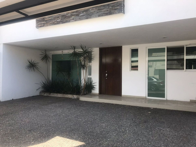 Amplia Casa En Venta Cerca De La Gran Plaza, Ideal Para Uso Residencial U Oficinas A Puerta Cerrada