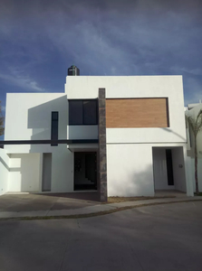 Casa Bonita, Moderna, Semi-nueva Al Poniente. Cerrada Con Interesante Plusvalía Y Apreciación