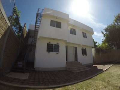 En Venta Casa En Col. Santa Rosa De 2 Niveles Con 4 Recamaras Y Jardin Escriturada