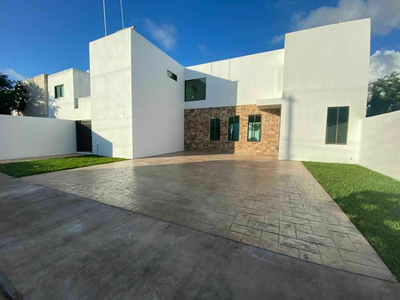 Hermosa Residencia De 4 Hab, Con Piscina, Cuarto De Servicio