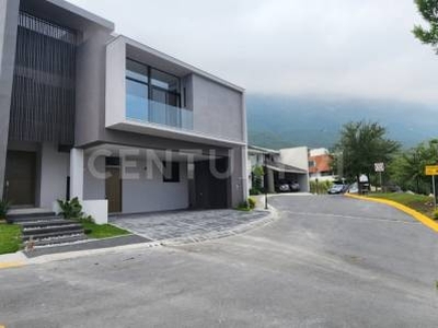 RESIDENCIA DENTRO DE PRIVADA EN VENTA SAN PEDRO GARZA GARCIA