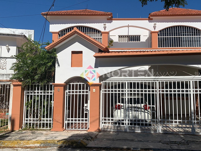 Amplia Casa En Venta En Sm 30, Cancún