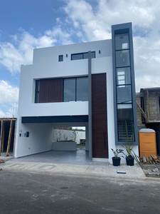 Casa En Lomas De La Rioja, Alvarado Con Acabados De Marmol Y Madera De Parota Ademas De Contar Con Roof Garden Con Vista A La Laguna