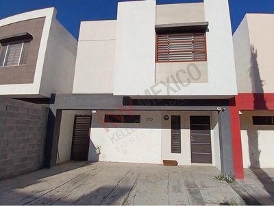 Casa en renta en Apodaca con terreno excedente