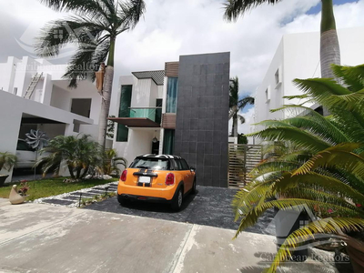Casa En Renta En Cancún, Residencial Cumbres. Hcs3763