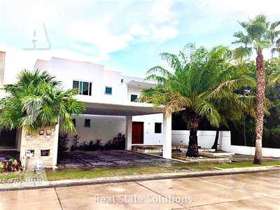 Casa En Venta , 4 Recámaras, Piscina, Estudio Tv, En Villa Magna, Cancún