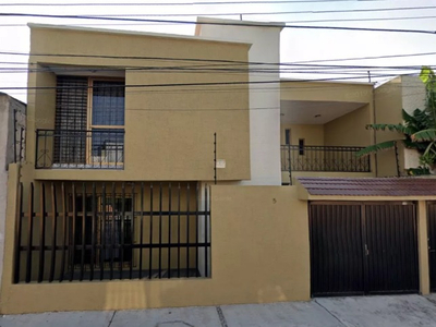 Conservada Y Cómoda Casa A La Venta En Querétaro, Gran Oportunidad En Remate Bancario