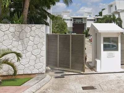 Hermosa Casa En Venta, Con Alberca Y 3 Remaras, Remate Banacrio En Residencial Malecon, Cancun Quintana Roo.