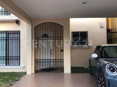 Venta de casa en céntrico Residencial, Villas Toscana en Cancún, Q. Roo NF0723