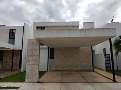 Casa en Venta de 4 Habitaciones en Privada Amantea, Cholul. Mérida, Yucatán.