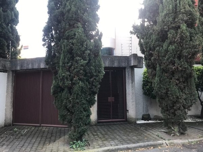 VENTA CASA CON DOBLE SEGURIDAD Y JARDIN, EN LOMAS DE SANTA FE