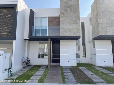 Casa En Venta Privada Con Amenidades Y Seguridad S. Isidro Juriquilla