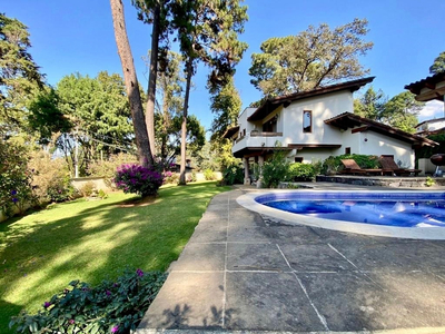 Casa En Venta En Avandaro, Con Jardin Y Alberca