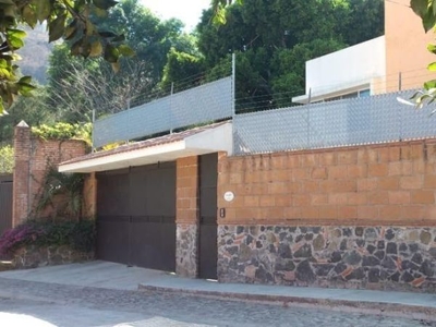 Casa en Venta con amplio jardín y alberca en el enigmático TEPOZTLAN , Morelos.