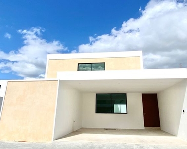 Casa en venta en Dzityá, Mérida, de dos plantas, de amplios espacios