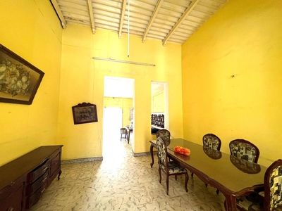 Doomos. Casa Colonial Para Remodelar en Venta en el Centro de Mérida