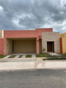 Doomos. Casa de 3 habitaciones de un piso en privada y piscina al norte de Mérida