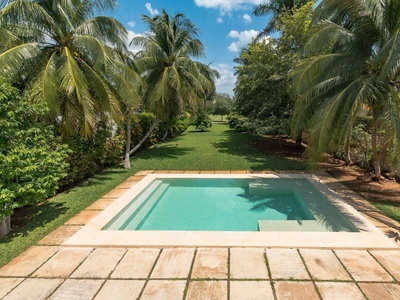 Doomos. Casa en venta con vista al campo de golf en La Ceiba, Mérida, Yucatán