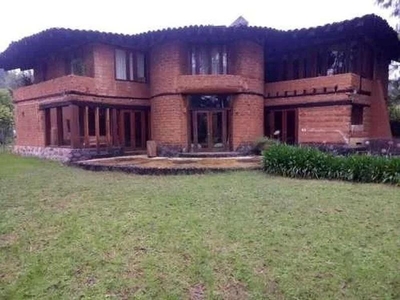 Doomos. CASA EN VENTA EN VALLE DE BRAVO