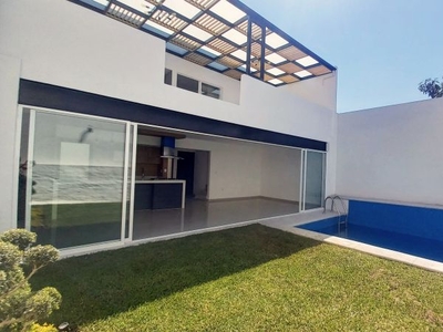 MODERNA casa con ALBERCA en PRIVADA con Seguridad al Sur de Cuernavaca