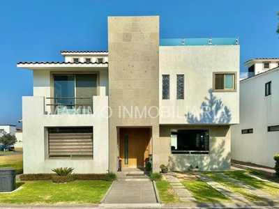 CASA EN VENTA EN CONDADO DEL VALLE, METEPEC CON ROOF GARDEN Y JARDIN