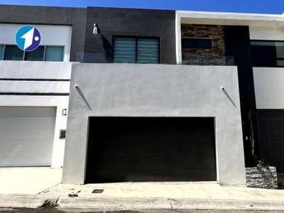 Se vende casa de 4 recámaras en Privada Vista del Sol, Tijuana