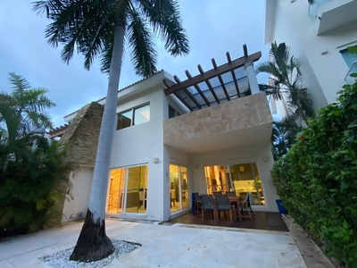 Doomos. Casa en Venta Cancun ZH Residencial Isla Dorada