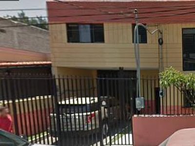 Casa/imprenta de 2 pisos cerca de centro medico