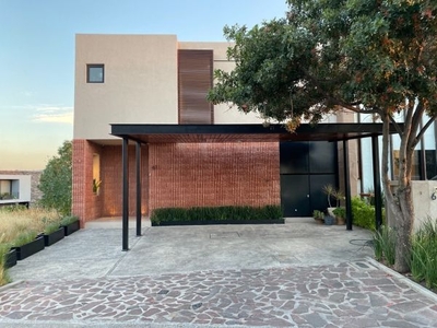 Hermosa Casa en venta dentro del exclusivo fraccionamiento Altozano
