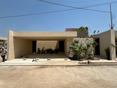 Casa De Una Sola Planta En Cholul, Yucatán.