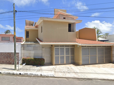 Hermosa Casa Con Alberca En Venta, Aprovecha Esta Oportunidad Y Multiplica Tu Inversion - Av Costa De Oro 1021, Costa De Oro, 94299 Veracruz, Ver.