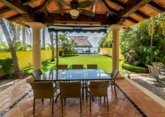 4 cuartos, 708 m casa en venta frente a la laguna en isla dorada