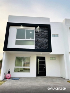 Casa en venta en San Pedro Cholula con jardín y roof garden, Col. Zerezotla - 3 habitaciones - 144 m2
