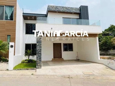 Vendo Casa Con Acabados De Lujo En Privado Cerca De La Pista