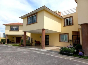 Casa De Perfecta Oportunidad Dentro De Metepec , Zona Residencial.